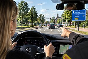 Leerling oefent ver vooruit kijken tijdens het autorijden