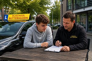 Leerling bespreekt gezakt rijexamen met rijinstructeur