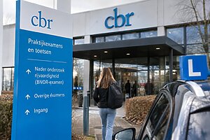 Leerling bij het CBR voor een BNOR-examen of nader onderzoek rijvaardigheid